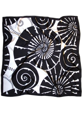 Carré en soie Ammonites de Claudia Monod-Herzen